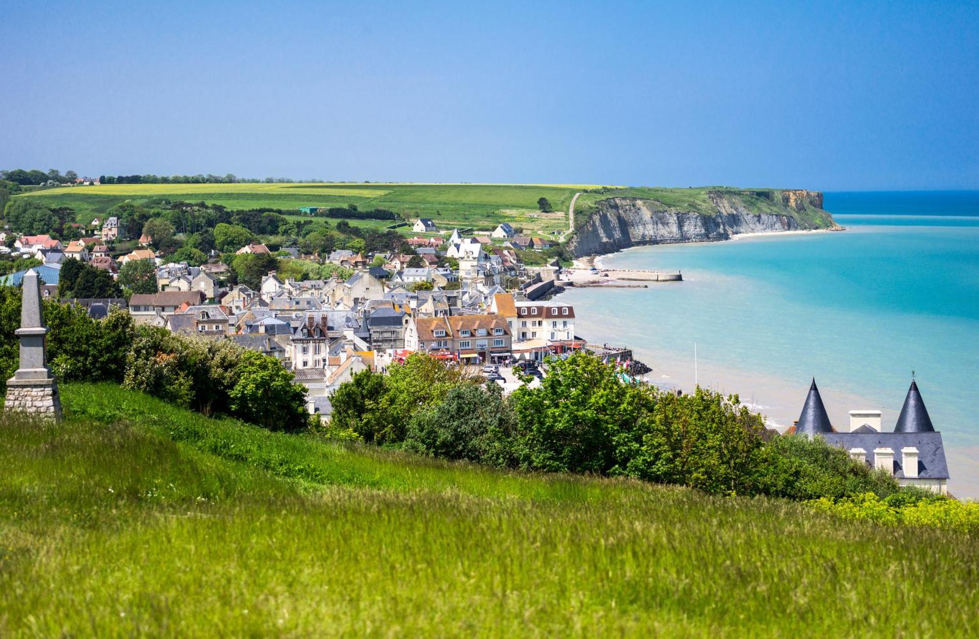 A L'est - Vue Sur La Digue Arromanches-les-Bains