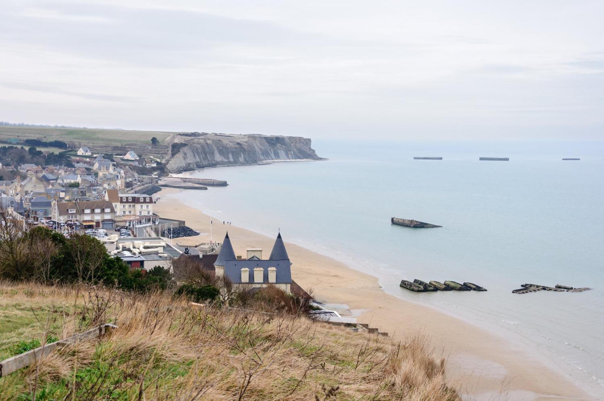 A L'est - Vue Sur La Digue * Arromanches-les-Bains